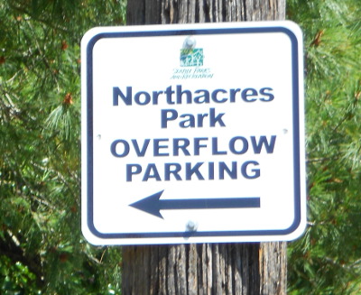 Photo of sign pointing to overflow parking on east side of Northacres Park.